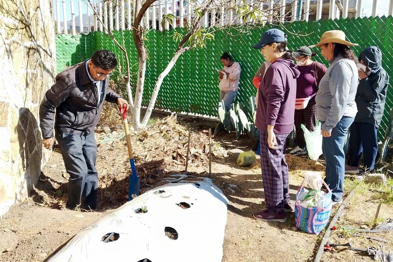 Gobierno Municipal de Tlaxcala fomenta el cuidado ambiental con clase de composta de hoyo